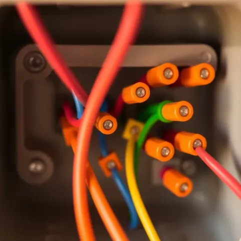 Jak połączyć przewody elektryczne w puszce