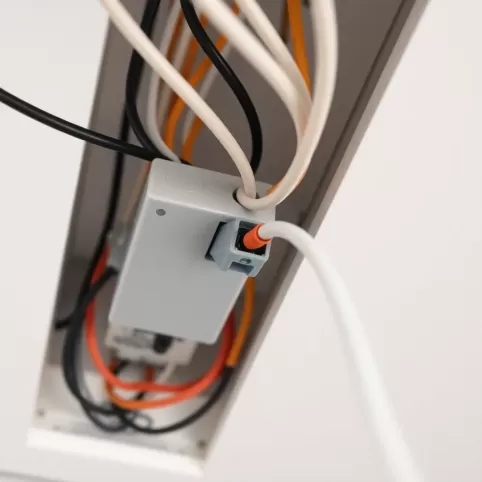 Jak przedłużyć przewód elektryczny w suficie