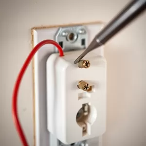 Jak zamontować gniazdko elektryczne