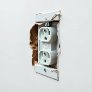 Jak zamontować wyrwane gniazdko elektryczne