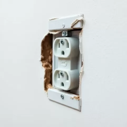 Jak zamontować wyrwane gniazdko elektryczne